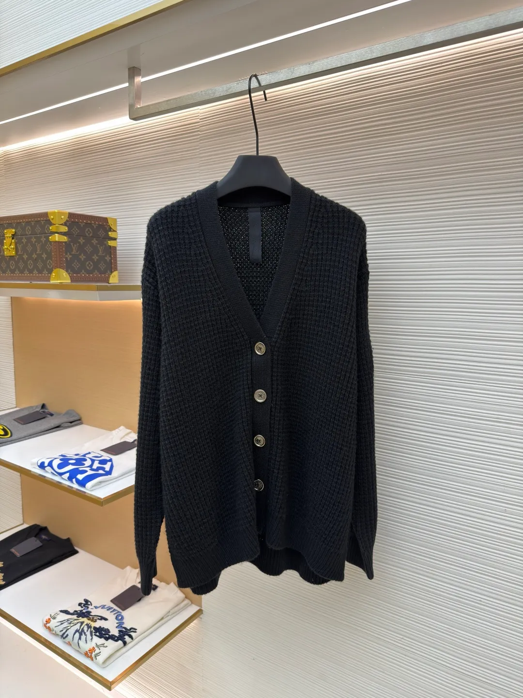 Chrome Hearts waffle cashmere cardigan ●Item number: 1682054-B85 ●Fabric: cashmere fabric ●Technology: hand-sealed label making ●Color: black ●Version: loose fit ●Weight: about 760 grams ●Size: S-M-L ●Description: Purchased from the original button counter for 52,000. The custom-spun yarn is made of 55% cashmere + 20% wool + 20% special nylon + 5% anti-pilling acrylic blended material. Customized placket and lining placket protein leather. Customized double-layer cross leather label. Customized mold opening accessories silver ornaments. With air cooler shaping + pure hand sealing label. Sewing buttons. Same style for men and women. The workmanship details are very good. The overall wiring is straight and delicate, the fabric is comfortable and soft, and the color is consistent without color difference. It can be matched with the same style to create a fashionable look and control various occasions. Customized accessories, complete with three standards, same style for men and women!